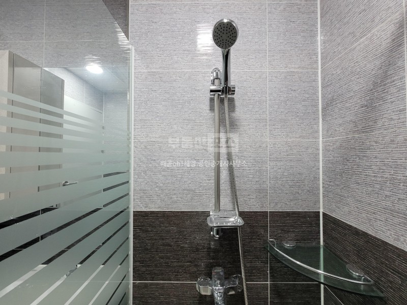 유리칸막이설치 바다뷰로 개방감최고 화장실 천정형냉난방기 도어락 씽크대 사진 8